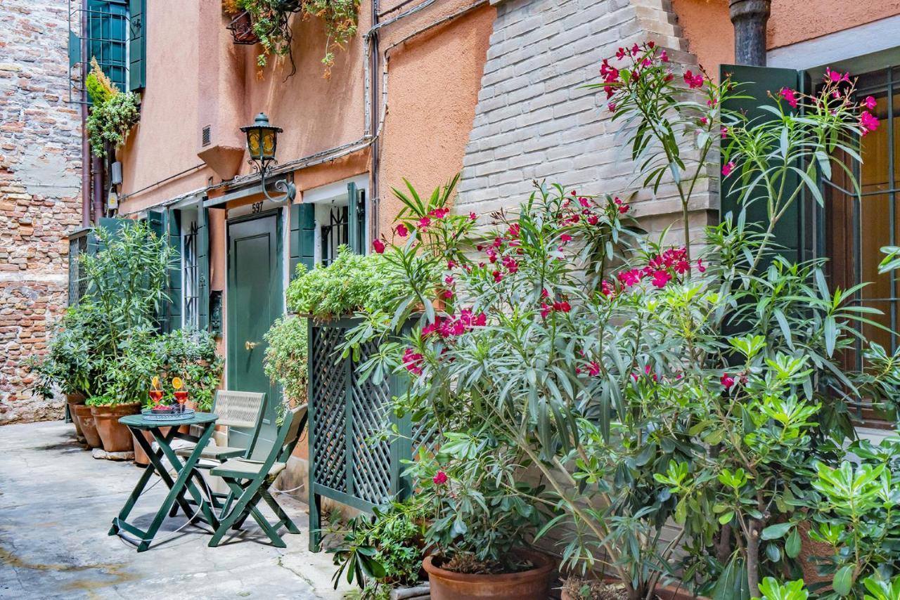 Lo Squero 1 The Secret Courtyard In Dorsoduro Apartment Venice Exterior photo