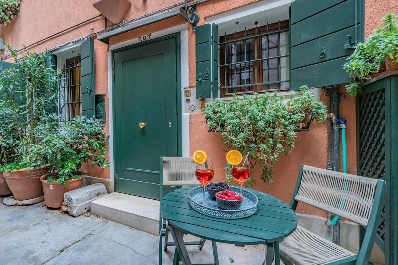 Lo Squero 1 The Secret Courtyard In Dorsoduro Apartment Venice Room photo