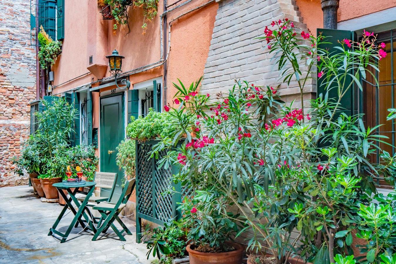Lo Squero 1 The Secret Courtyard In Dorsoduro Apartment Venice Room photo